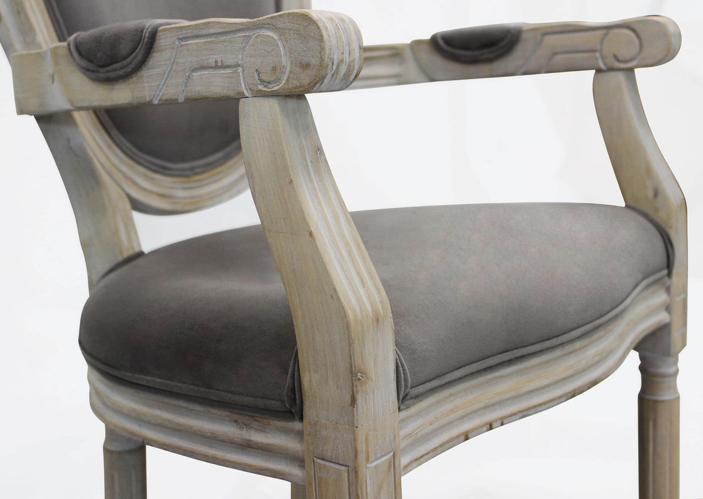 SEDIA CONSTANCE IN VELLUTO TAUPE. Dimensioni: cm 55 x 46 x 96 h.