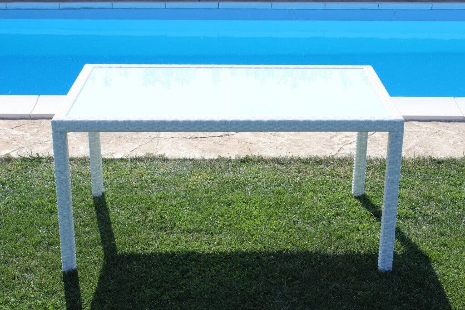 TAVOLO AZORE 150 X 90. Struttura in metallo, wicker MARRONE, GRIGIO o BIANCO materiale UV protection piano in vetro spessore 5 mm Dimensioni: cm 150 x 90. Arredo Giardino