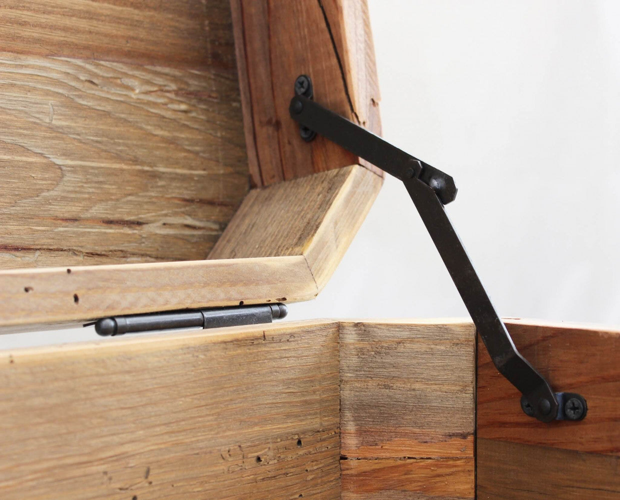 BAULE IRVING. Baule in legno di pino riciclato Dimensioni: cm 52 x 48 x 55 h. Arredo Giardino
