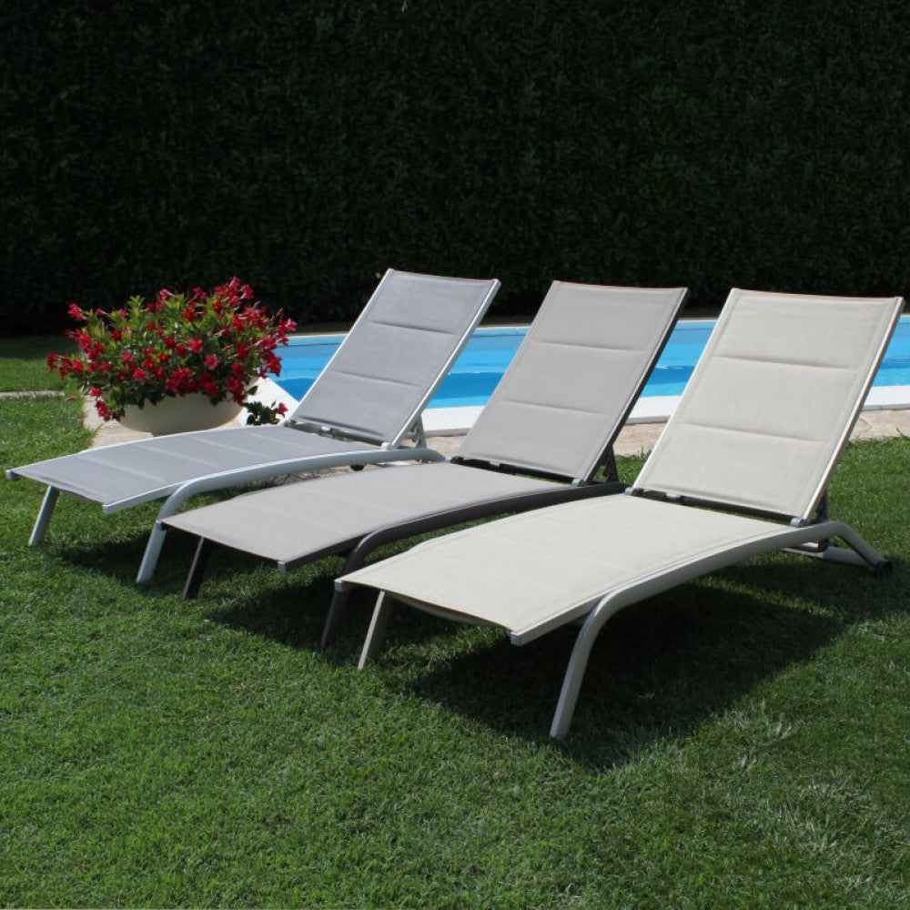 ITACA STACKABLE LOUNGER. Frame in painted aluminum in WHITE, DOVE GREY, TAUPE, ANTHRACITE, RED, or LIGHT BLUE. Padded Textilene. Dimensions: 194 x 71 x 83 cm. Garden Furniture.