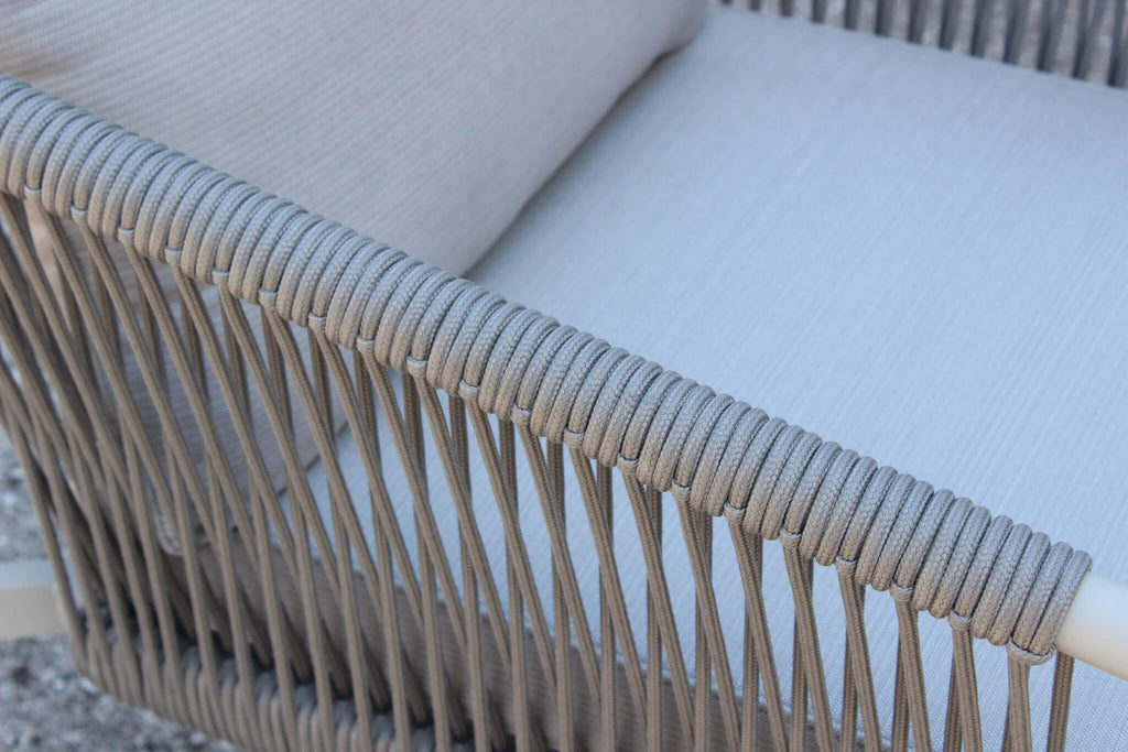 MUMBAI LOUNGE SETTEE 2 PCS/CUSHIONS. Powder-coated aluminum frame in DARK GREY or LIGHT GREY. Armrests and backrests. Synthetic round rope upholstery. 15 cm cushions. Coffee table with 5 mm tempered glass. Dimensions: D.152x80x73/D.71x80x73/T.100x...