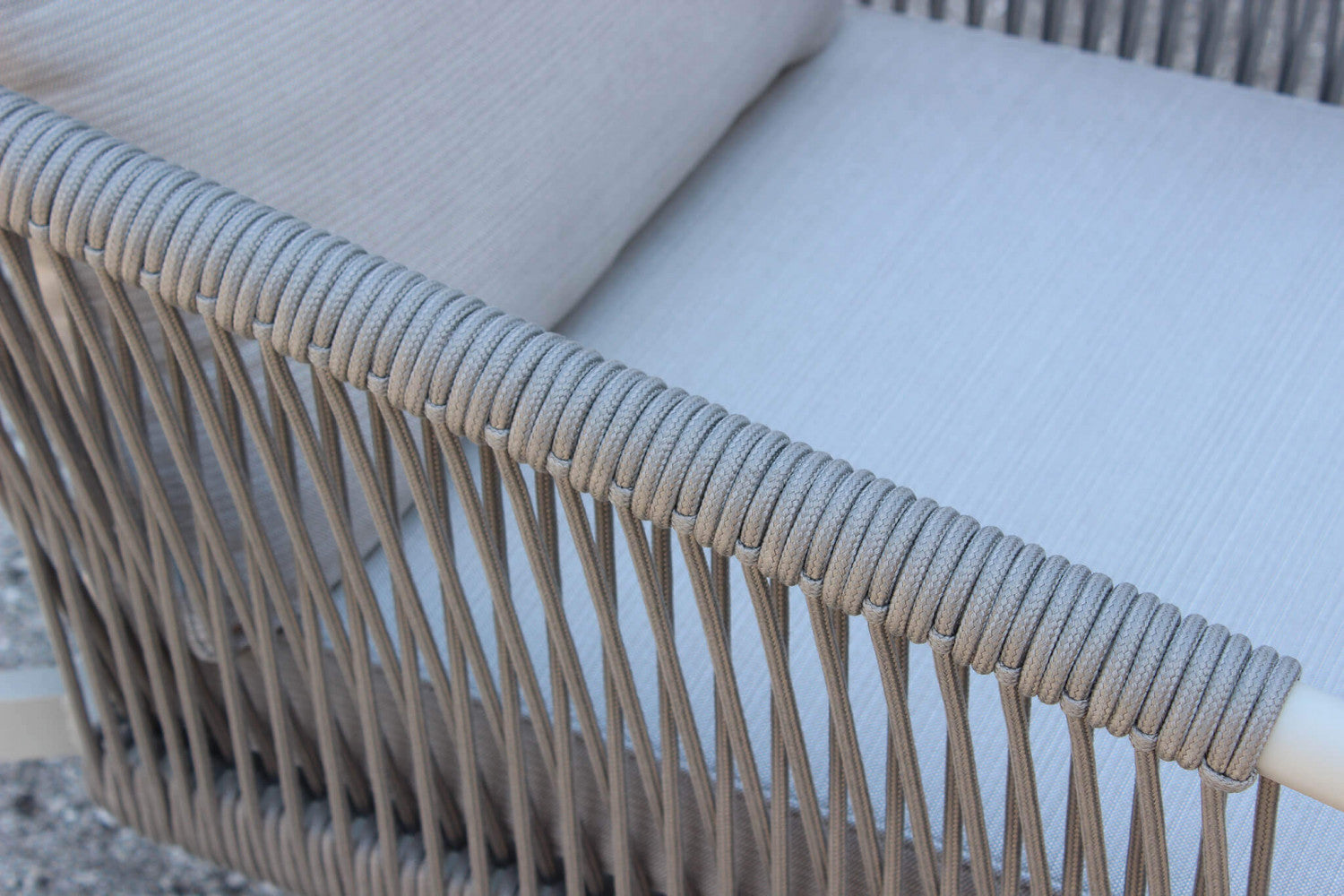 SALOTTO MUMBAI 2 P C/CUSCNI. Struttura in alluminio verniciata a polvere GRIGIO SCURO o GRIGIO CHIARO braccioli e schienali rivestimento in corda tonda sintetica cuscini 15 cm tavolino con vetro temprato 5 mm Dimensioni: D.152x80x73/P.71x80x73/T.100x...