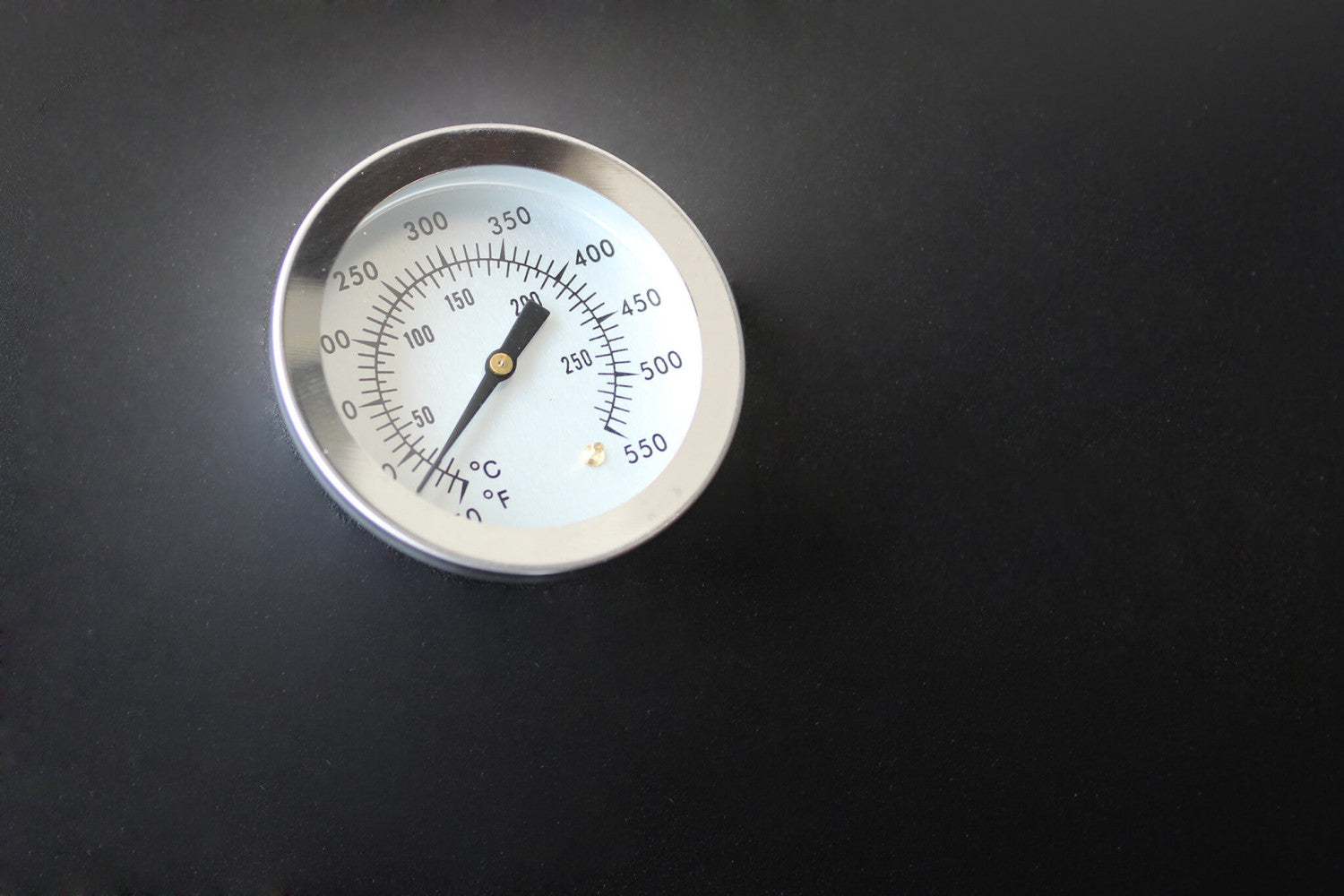 KENTUCKY CHARCOAL BARBECUE WITH SMOKER. BLACK painted steel structure. Dimensions: 110 x 64 x 113.5 h cm.