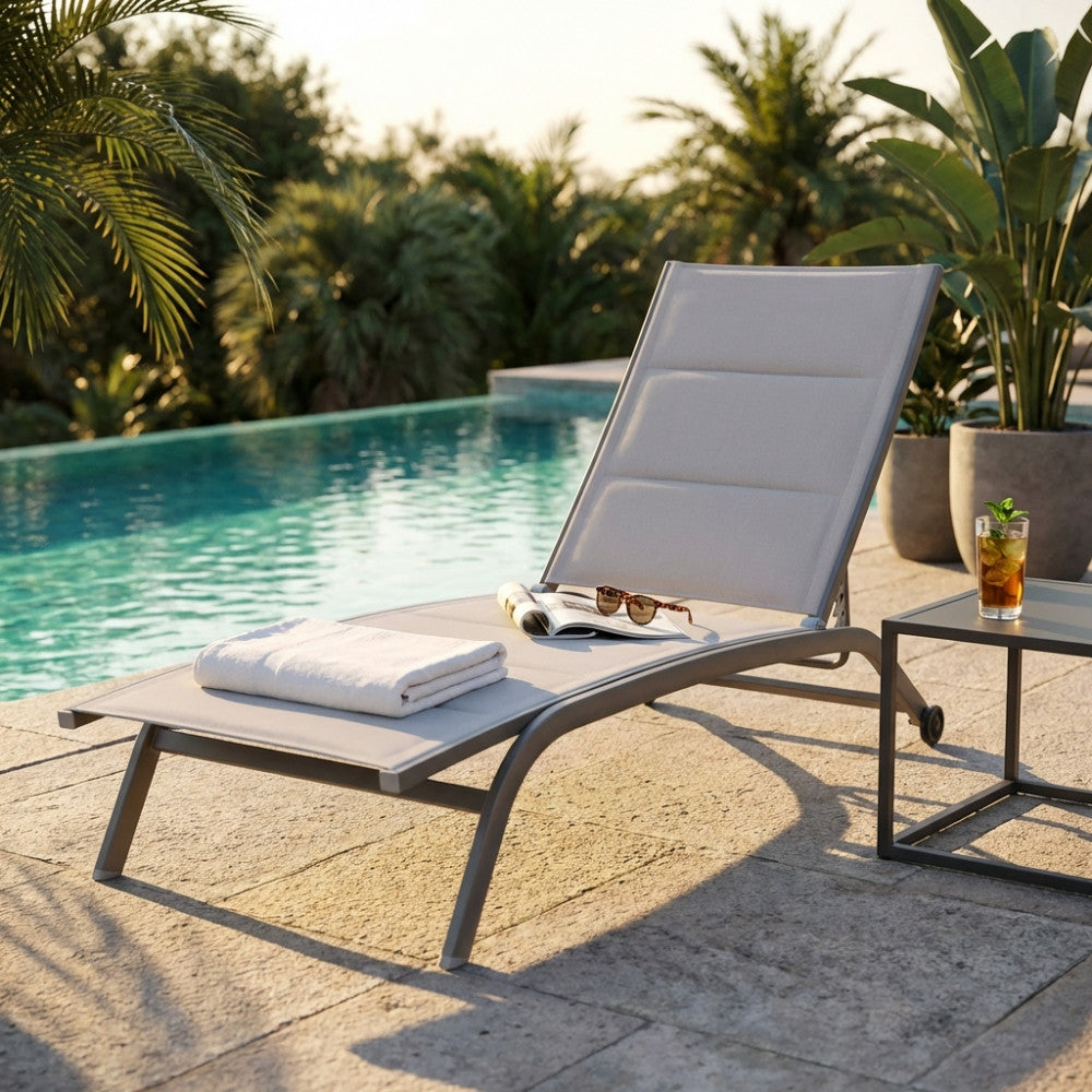 LETTINO ITACA IMPILABILE. Struttura in alluminio verniciato BIANCO, TORTORA, TAUPE, ANTRACITE, ROSSO o AZZURRO Textilene imbottito Dimensioni: cm 194 x 71 x 83 h. Arredo Giardino