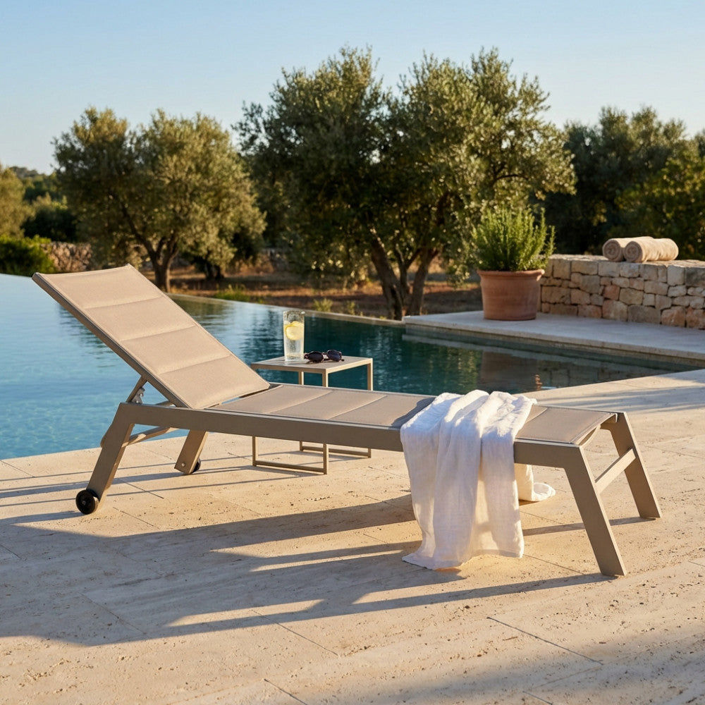 LETTINO FORMENTERA. Struttura in alluminio verniciato BIANCO, TORTORA, TAUPE o ANTRACITE Textilene imbottito TAUPE, NERO su antracite Dimensioni: cm 198 x 61 x 34/95 h. Arredo Giardino