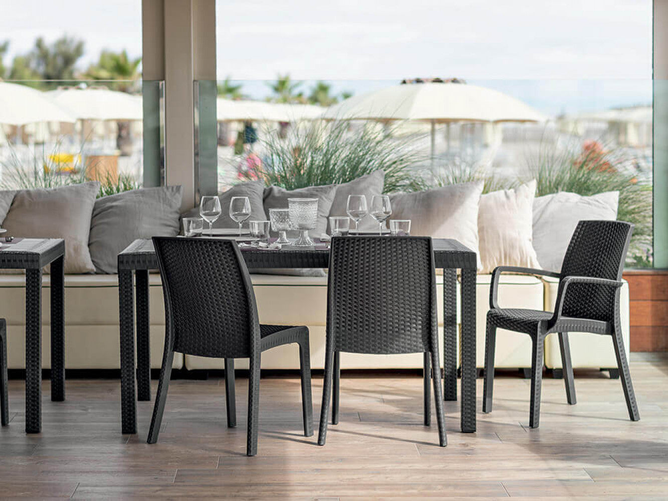 TAVOLO HOUSTON 150 X 90. Struttura in plastica stampata, wicker ANTRACITE o BIANCO o MARRONE Dimensioni: cm 150 x 90 x 74 h. Arredo Giardino