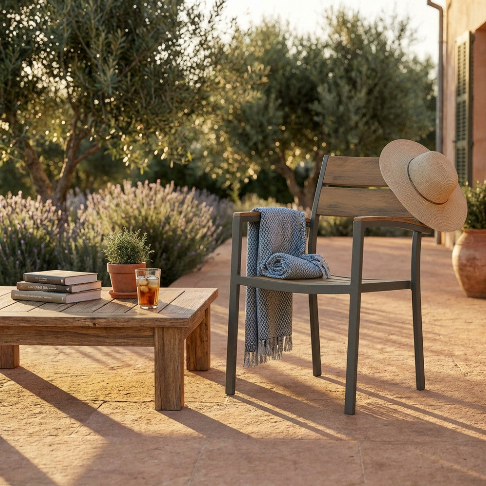 POLTRONA CAYMAN. Struttura in alluminio BIANCO o TAUPE seduta e schienale in polywood color TEAK Dimensioni: cm 56 x 58 x 85 h. Arredo Giardino