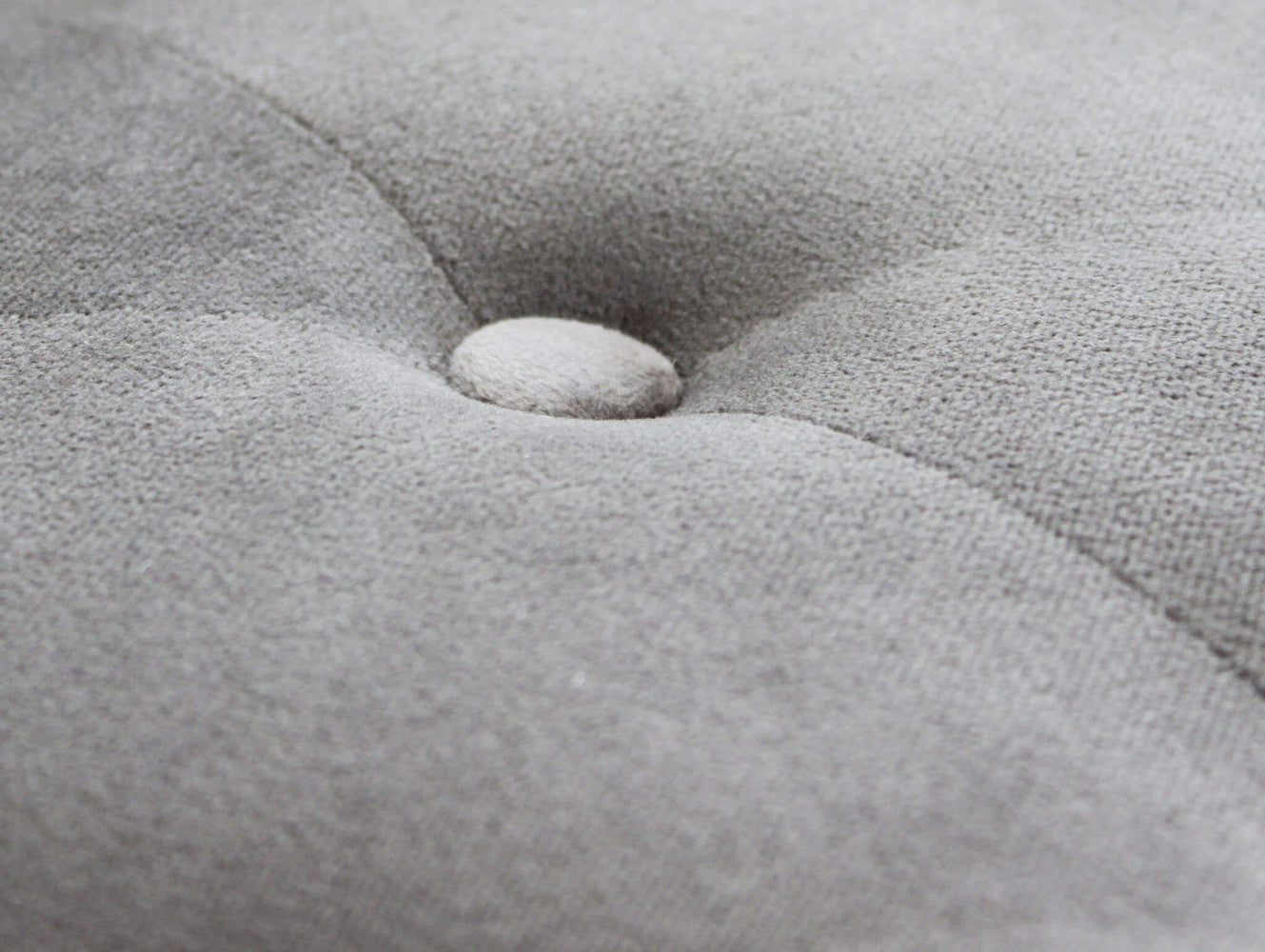 PANCA MARGI IN VELLUTO TAUPE. Dimensioni: cm 125 x 45 x 48 h.