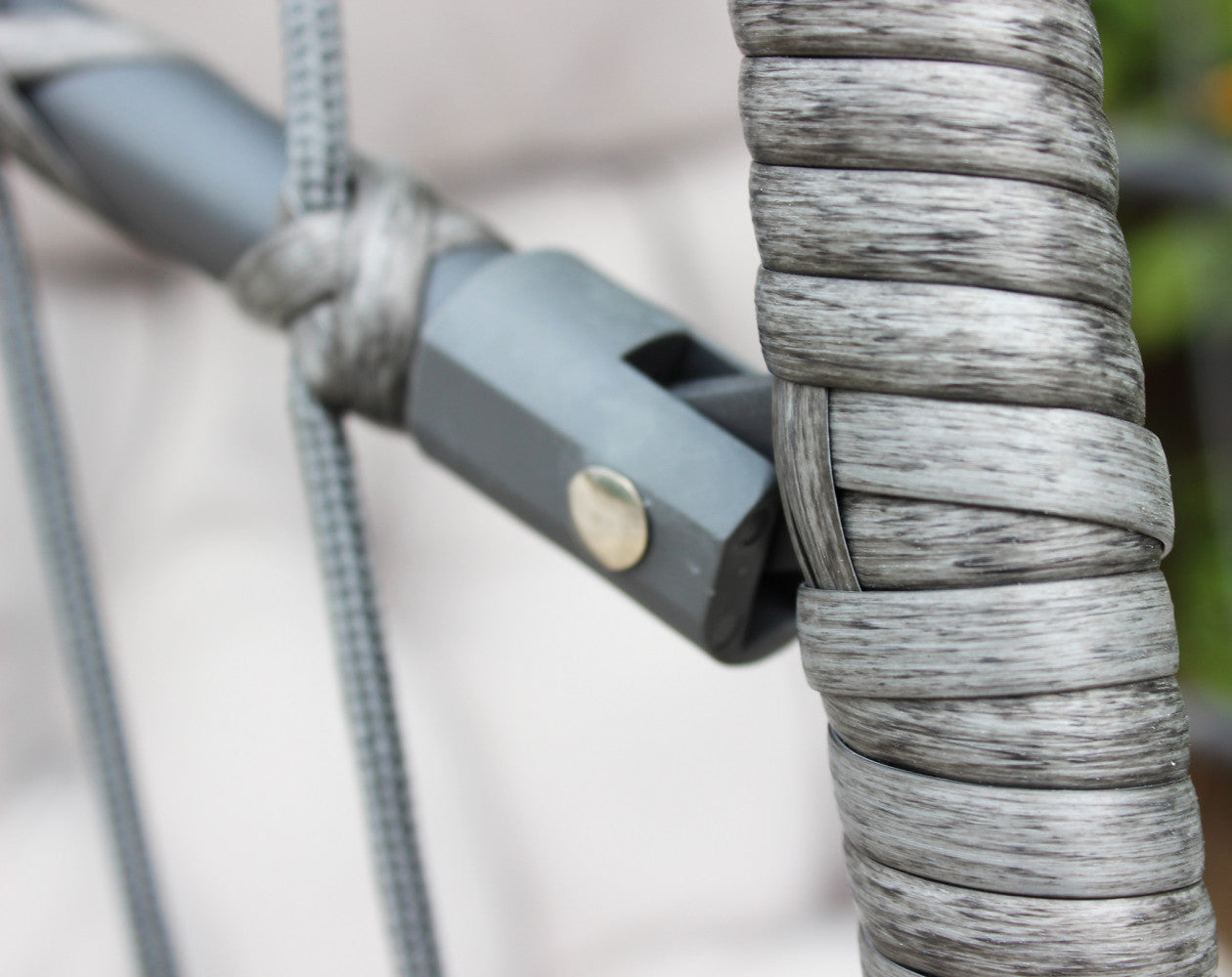 DONDOLO SCIROCCO PIEGHEVOLE. Struttura in metallo grigio seduta in alluminio e metallo in wicker GRIGIO e alluminio corde ò6,5 mm cuscino poliestere in tinta Dimensioni: Struttura ò 95 x 196h seduta 73 x 64 x 108. Arredo Giardino