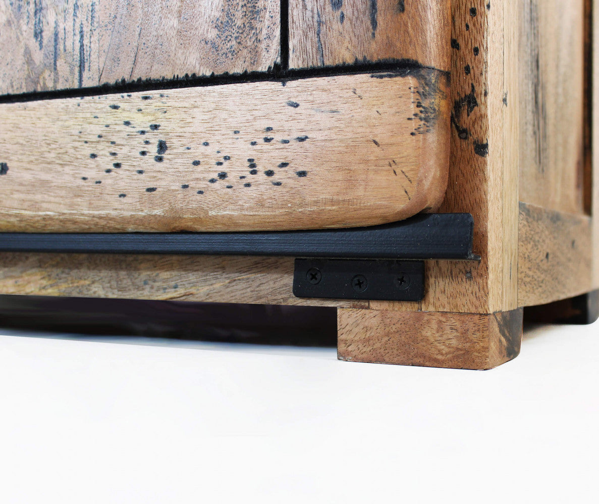 PORTA TV WELDON. Porta TV in legno di mango con 2 anta scorrevole, 1 ripiano e 2 cassetto Dimensioni: cm 150 x 45 x 60 h.