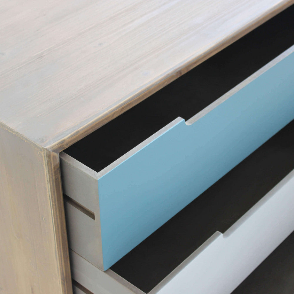 MOBILE BRISBANE. Struttura in MDF, gambe in legno di pino, top colore MARRONE 3 cassetti colorati Dimensioni: cm 80 x 35,5 x 66,5 h.