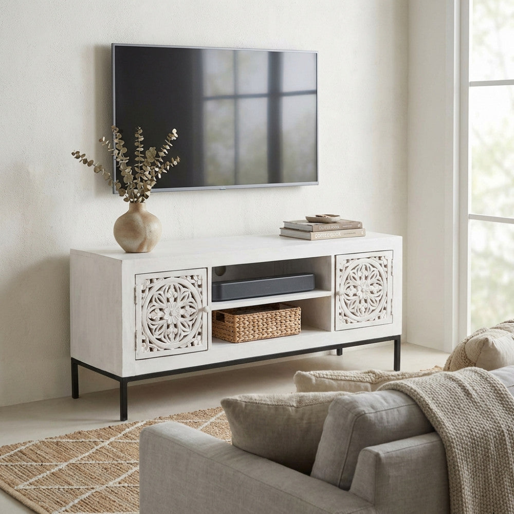 PORTA TV CLIFFORD. Porta tv con decoro sbiancato con 2 ante e 2 ripiani in legno di mango con struttura in ferro Dimensioni: cm 130 x 40 x 55 h.