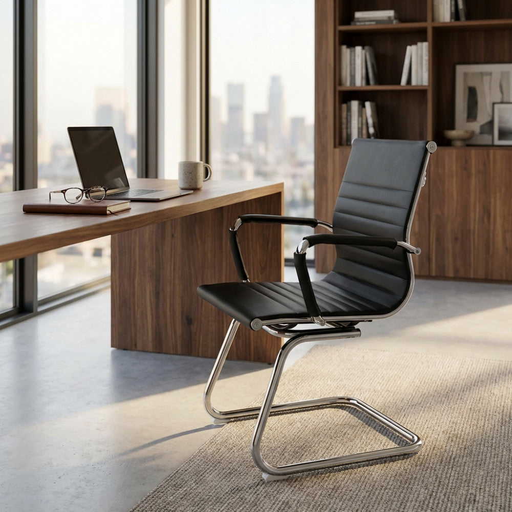 POLTRONA DA UFFICIO KYRA. Poltrona da ufficio in rete, braccioli cromati e base cromata Dimensioni: cm 60 x 60 x 95 h.