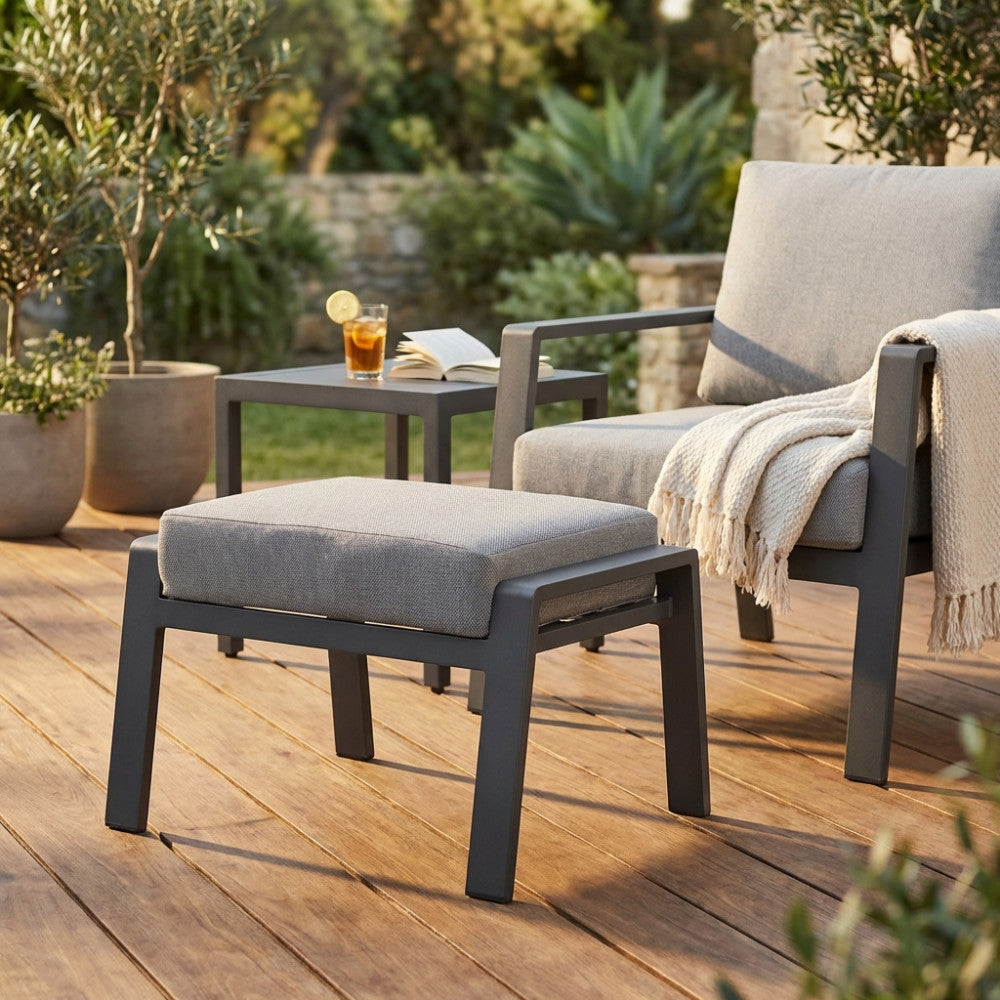 POGGIAPIEDI GIACARTA. Struttura in alluminio verniciato BIANCO o ANTRACITE con cuscino Dimensioni: cm 65 x 56 x 41 h. Arredo Giardino