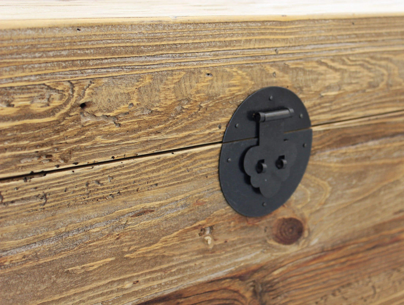BAULE IRVING. Baule in legno di pino riciclato Dimensioni: cm 52 x 48 x 55 h. Arredo Giardino