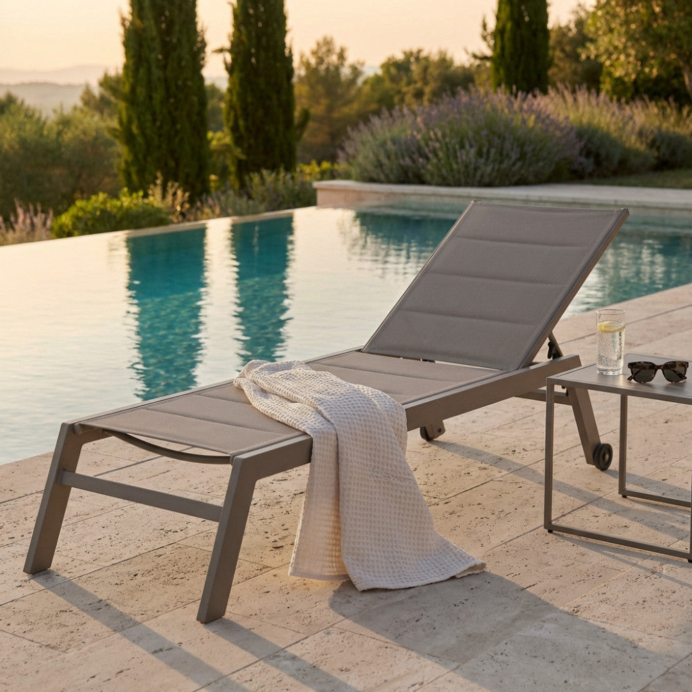 LETTINO FORMENTERA. Struttura in alluminio verniciato BIANCO, TORTORA, TAUPE o ANTRACITE Textilene imbottito TAUPE, NERO su antracite Dimensioni: cm 198 x 61 x 34/95 h. Arredo Giardino